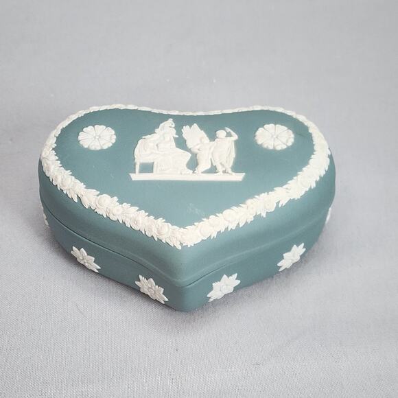 Wedgwood Jasperware Heart-Shaped Trinket Box with Lid in Sage Green - Vintage - Picture 1 of 7